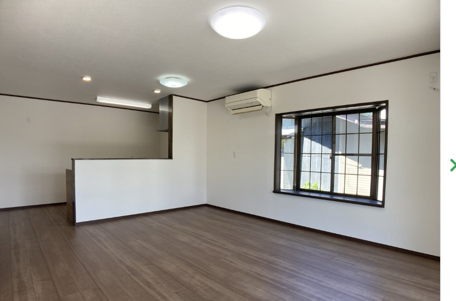 岡谷市山下町2丁目　中古戸建の居間・リビング|LDKは約17帖、ご家族そろってお寛ぎいただけます。