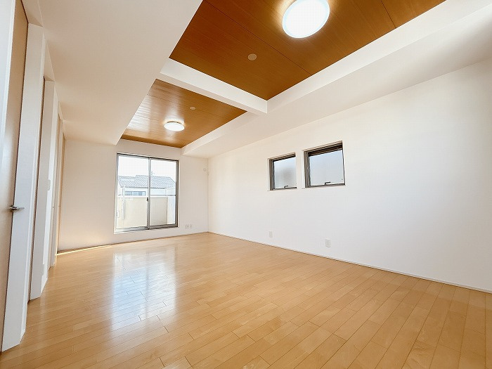 一宮市開明字樋西の中古一戸建の洋室|◇２階洋室◇　南面を含む３面採光で明るい洋室約１４．０帖　全居室収納完備！　バルコニー利用可能♪
