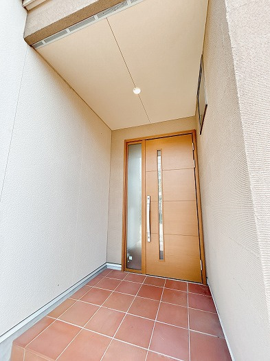 一宮市開明字樋西の中古一戸建の玄関|◇玄関ポーチ◇　　ダウンライト付きで夜間も安心♪