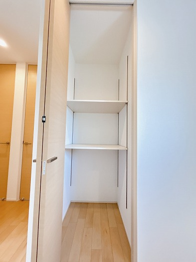 一宮市開明字樋西の中古一戸建の収納|◇２階廊下収納◇　　便利な可動棚付き♪　