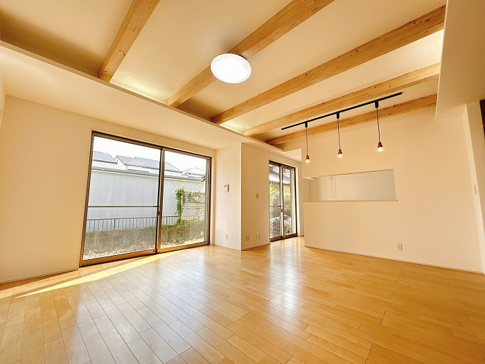 一宮市開明字樋西の中古一戸建の居間・リビング|◇リビング◇　　南面を含む３面採光で明るいリビング約１８．０帖　家族があつまる明るいリビング♪