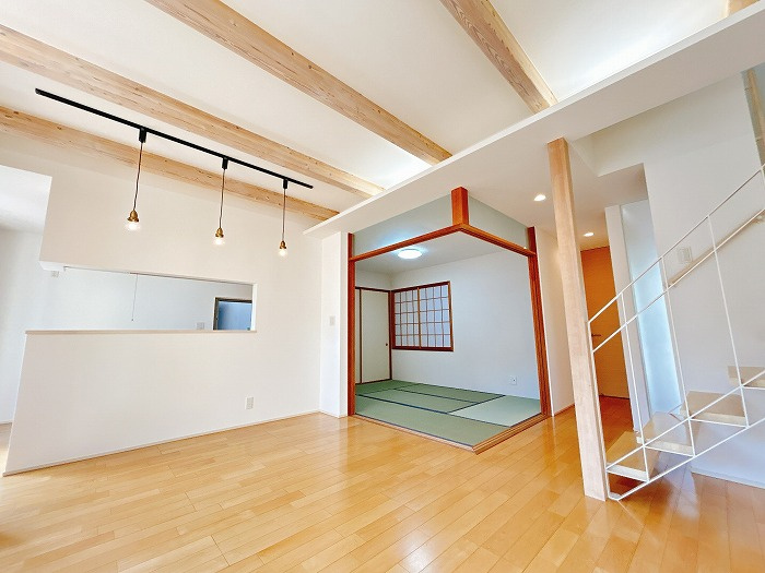 一宮市開明字樋西の中古一戸建の居間・リビング|◇リビング◇　　南面を含む３面採光で明るいリビング約１８．０帖　日当たり良好広々リビングです♪