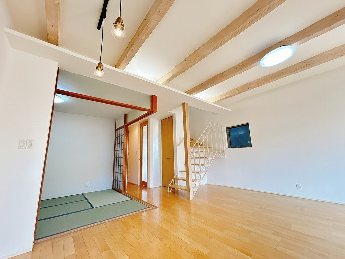 一宮市開明字樋西の中古一戸建の居間・リビング|◇リビング◇　　南面を含む３面採光で明るいリビング約１８．０帖　隣の和室と続き間で最大２４．０帖！