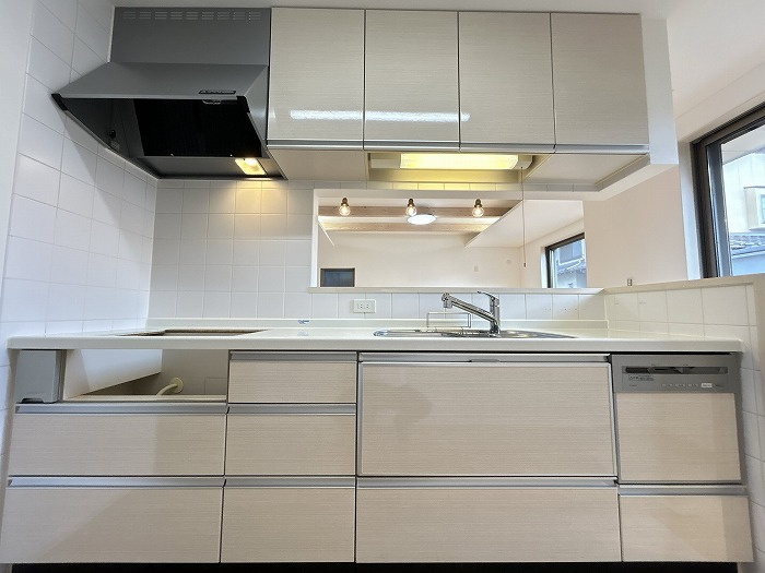 一宮市開明字樋西の中古一戸建のキッチン|◇キッチン◇　　３口コンロで料理がはかどります♪　食洗機完備♪