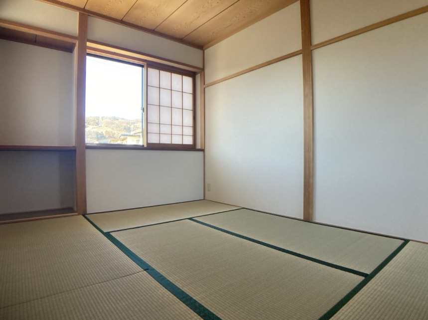 岡谷市神明町3丁目　中古戸建の和室|足を伸ばして寛げる和室もございます。