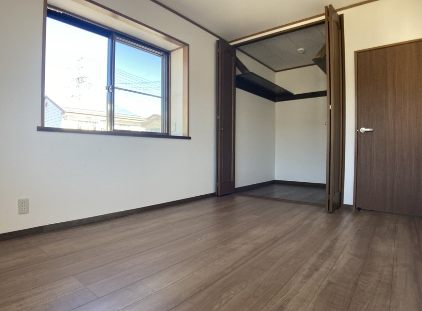 岡谷市神明町3丁目　中古戸建の洋室|ウォークインクローゼット付きでお部屋の空間を有効にお使いいただけます。

