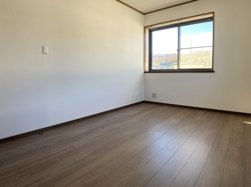 岡谷市神明町3丁目　中古戸建の洋室|居室は全て6帖と広く、ベッドや机を置いてもゆとりがございます。