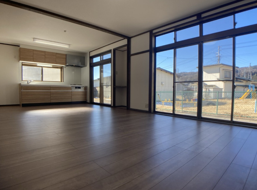 岡谷市神明町3丁目　中古戸建の居間・リビング|家具の配置がしやすい約16帖のLDK。家族の会話が弾む心地よい広さ。