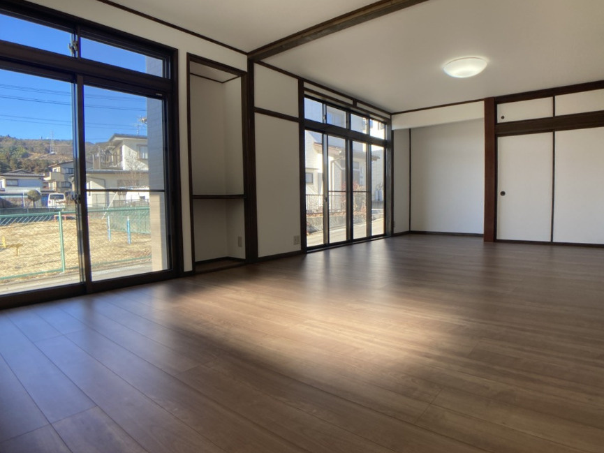 岡谷市神明町3丁目　中古戸建の居間・リビング|大きな窓からたっぷり光が差し込む、ワイドスパン設計の快適リビング。