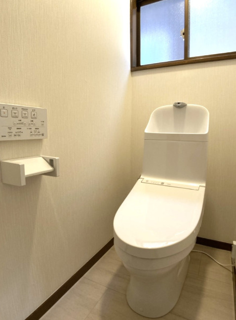岡谷市神明町3丁目　中古戸建のトイレ|皆様が快適にお使いいただける温水洗浄便座付きトイレです。