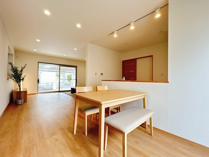 一宮市大和町馬引字郷裏の中古一戸建の居間・リビング|◇リビング◇　　南面を含む３面採光で明るいリビング約２２．０帖　日当たり良好広々リビングです♪