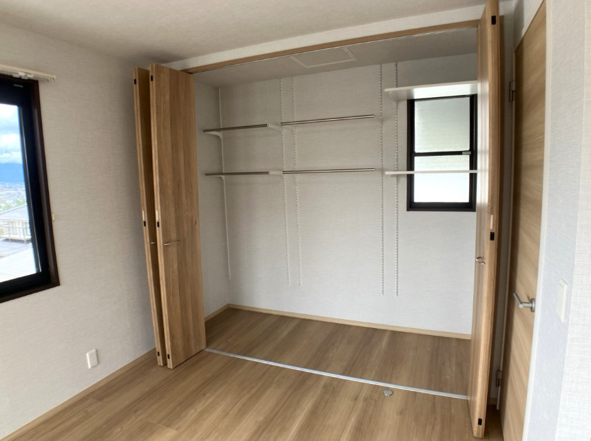 松本市寿北5丁目　中古戸建の収納|広々とした壁面クローゼット付き。大切な衣類をたっぷり収納できます。