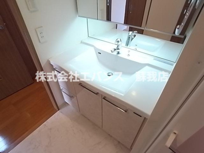 【独立洗面台】 | グランダジュール千葉みなと | 独立洗面台、小物を置くことができて便利です