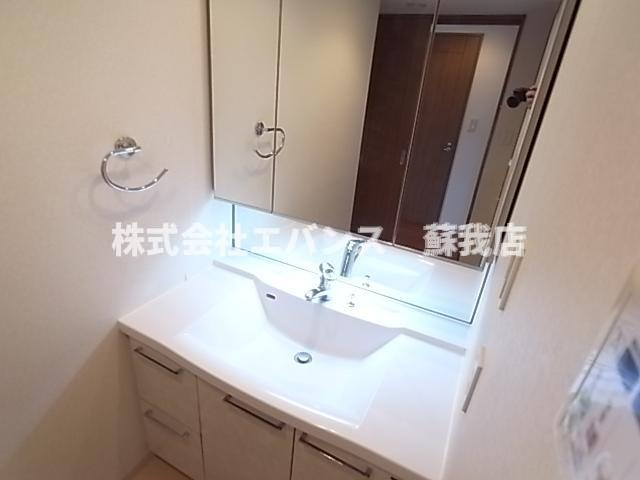 【独立洗面台】 | グランダジュール千葉みなと | 独立洗面台、小物を置くことができて便利です