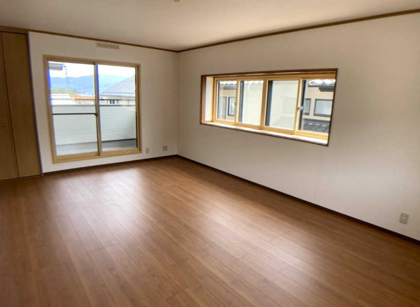 東筑摩郡山形村　中古戸建の洋室|バルコニーに面した約12帖の洋室。3面採光で開放感たっぷり。