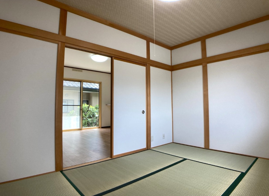 東筑摩郡山形村　中古戸建の和室|足を伸ばして寛げる約6帖の和室。お昼寝や子どもの遊び場にも最適です。