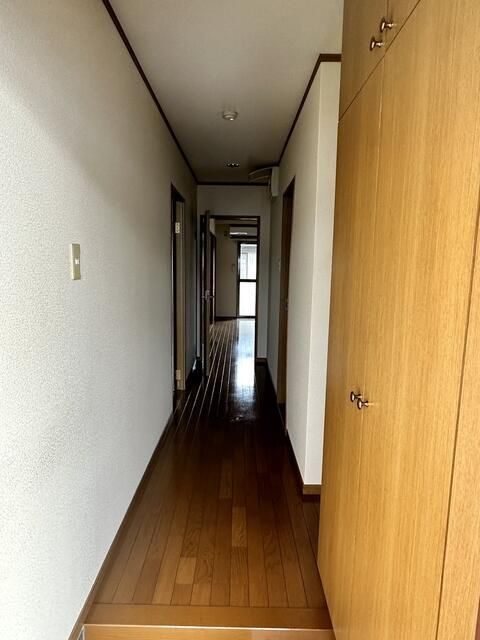 ロイヤルプラザゆたか弐番館の玄関