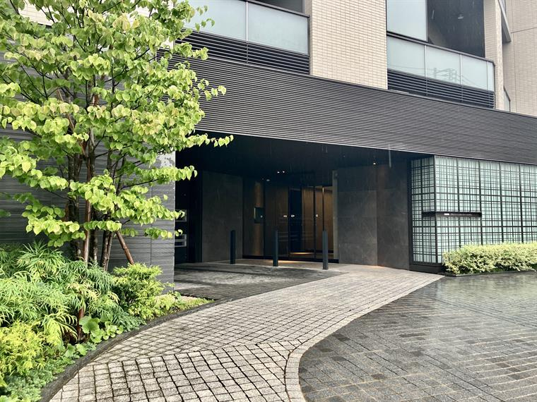 プラウド市川マークスのエントランス