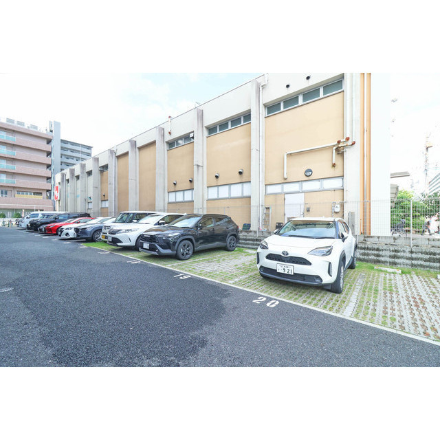 エスタート御幣島の駐車場