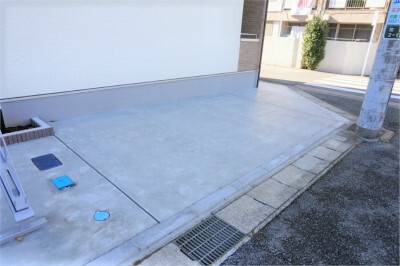 リブリ・エクセル花園の駐車場