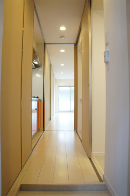 リブリ・CASA TRESの玄関