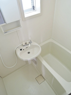 換気に便利な窓付きバス