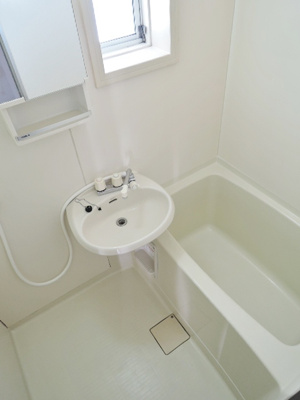 換気に便利な窓付きバス