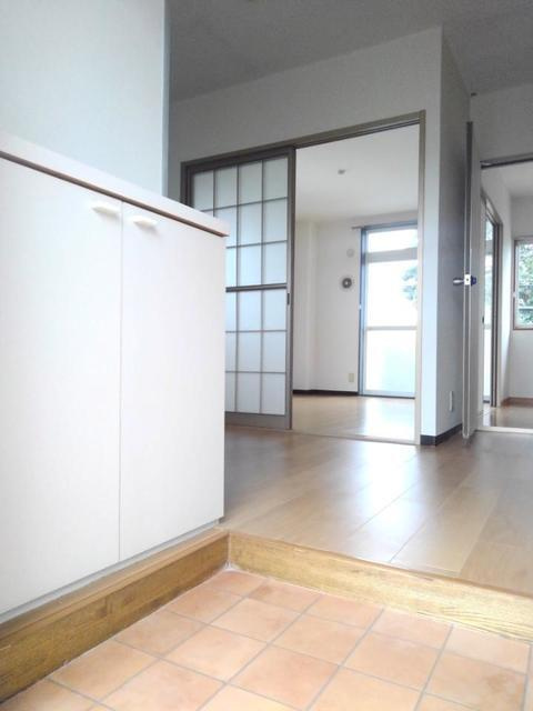 メゾンルピナスの玄関
