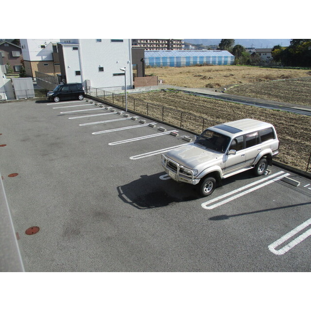 ルナ　ジュイエの駐車場