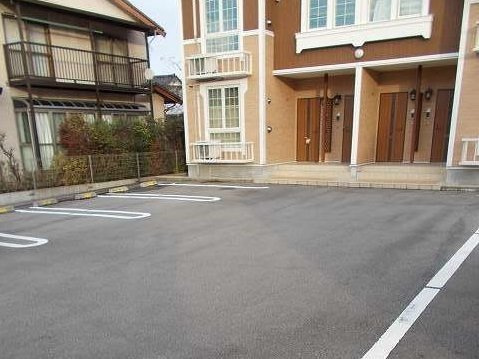ファミーユの駐車場|駐車スペースもあります