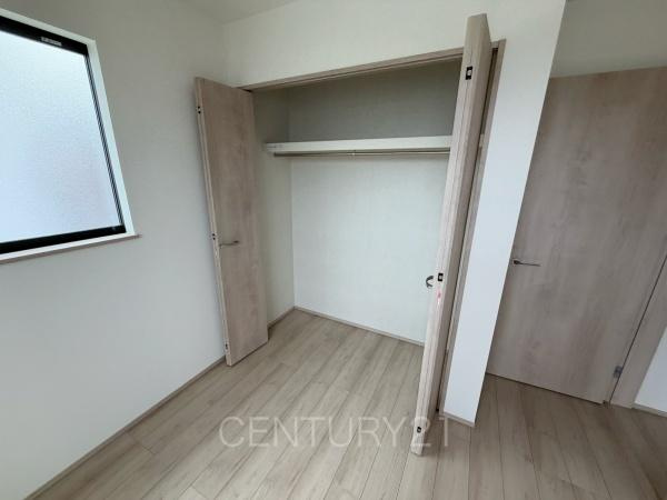 高崎市双葉町144番 A号棟の収納|ハンガーパイプ付きクローゼットです