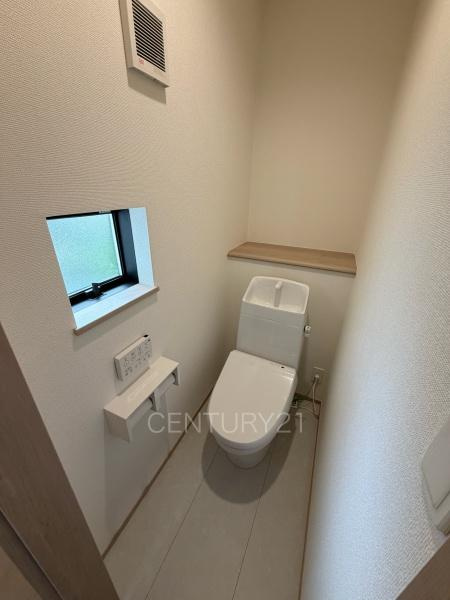 高崎市双葉町144番 A号棟のトイレ|２階トイレです。
温水シャワー洗浄機能付きです。