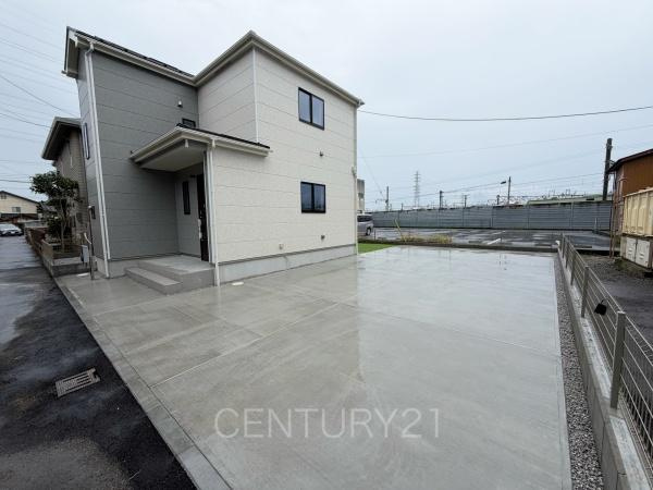 高崎市双葉町144番 A号棟の前面道路含む現地写真|並列駐車可能な駐車場