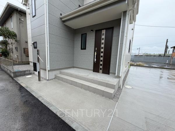 高崎市双葉町144番 A号棟の玄関|スマートキー付きの玄関。
鍵を探すことなくドアの開閉が可能です。
郵便物を守る鍵付きポストです。
インターホンは録画機能付きで防犯面に優れます。