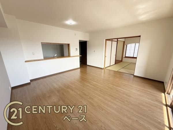 真美ヶ丘中央一番街　１１号棟の居間・リビング|■暖かみある居心地の良い空間が広がります！