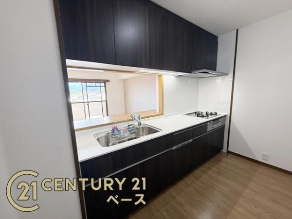 真美ヶ丘中央一番街　１１号棟のキッチン|家族とのコミュニケーションがとりやすい人気のカウンターキッチン！