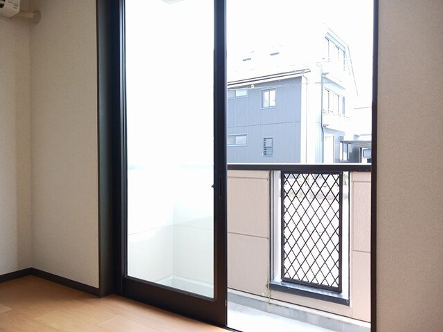 富山市婦中町砂子田のアパートのバルコニー