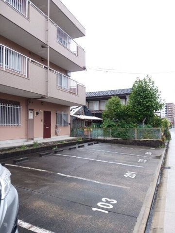 エステート万町の駐車場