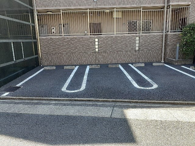 ノイブリーゼの駐車場