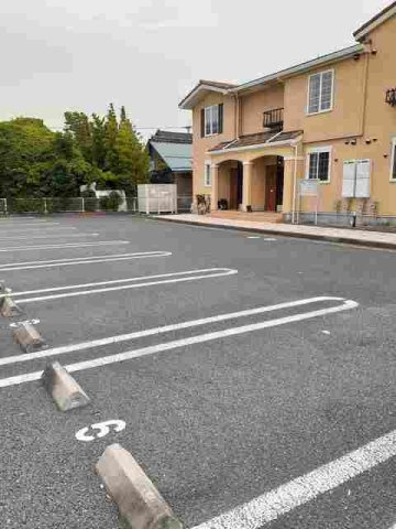 カーサ　アバンツァートの駐車場