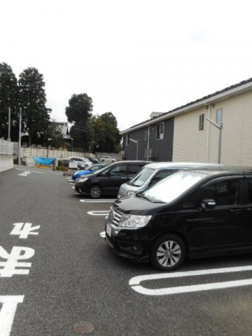 サンシャインビレッジアゼリアＢの駐車場