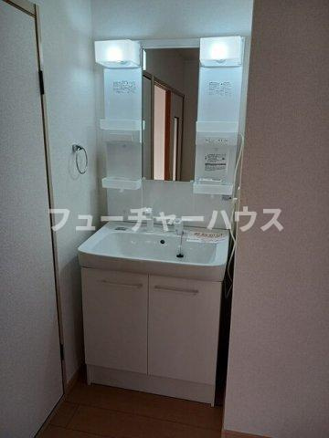 フローラル内藤Ｅの洗面所|ゆったりとスペースのある洗面所