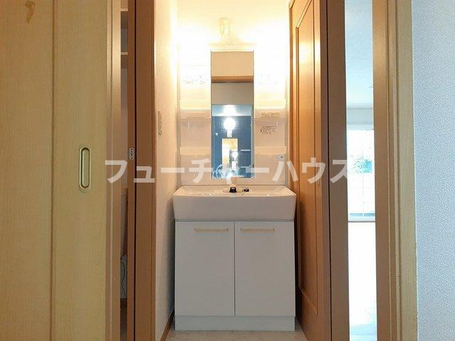 ホマルヴィラＢの洗面所|明るい洗面所です