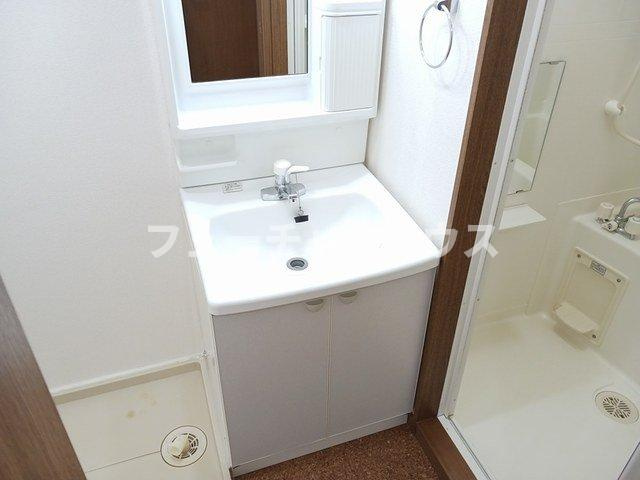 シャンテクレールの洗面所|明るい洗面所です
