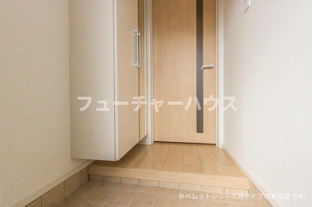 アーバンエレガンスⅢの玄関|収納もある玄関です