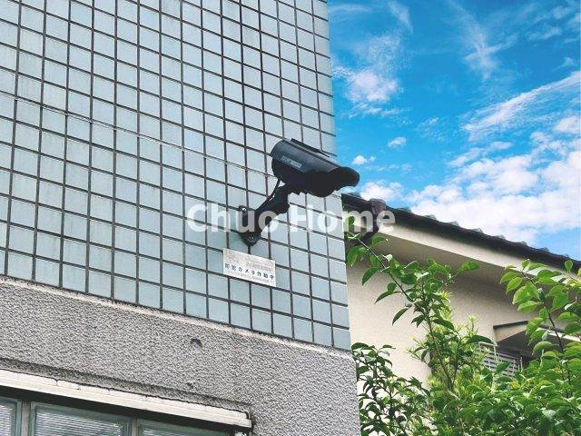 グリーンプラザ綾瀬2の防犯設備|【防犯カメラ】何かあった時の大事な証拠になることももちろんなりますが、防犯というくらいですので大事なのは防犯カメラがあることによって抑止力につながることですよね。