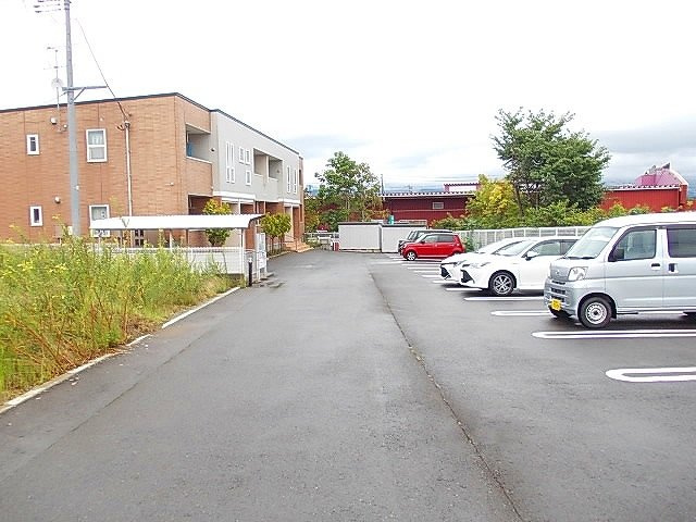 ジュネスの駐車場|車をお持ちの方に嬉しい駐車場付きの物件です