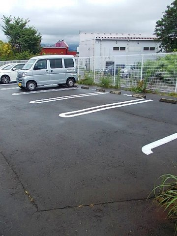 ジュネスの駐車場|車をお持ちの方に嬉しい駐車場付きの物件です