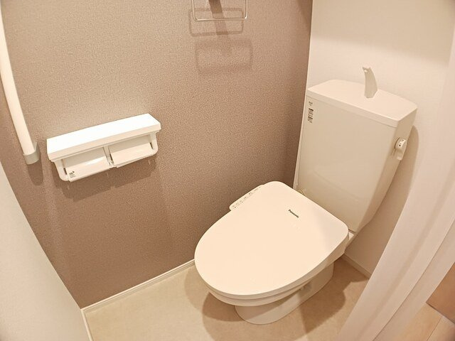 ドマーニ　土崎港のトイレ|落ち着いた色調のトイレです