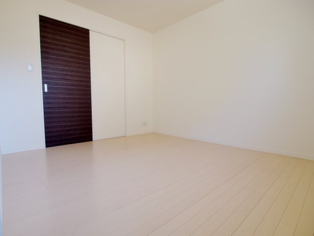 ファンコート船越の洋室